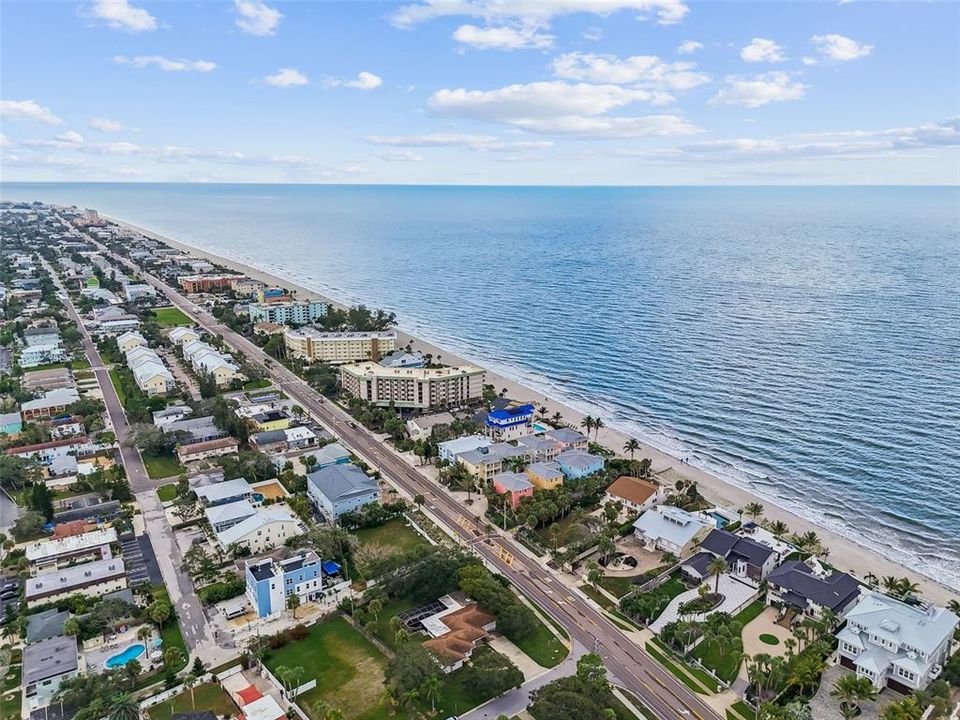 合同活跃: $700,000 (0.42 acres)