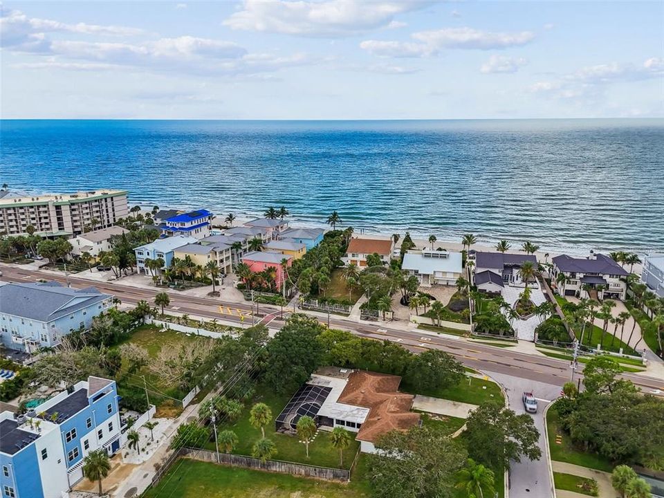 合同活跃: $700,000 (0.42 acres)