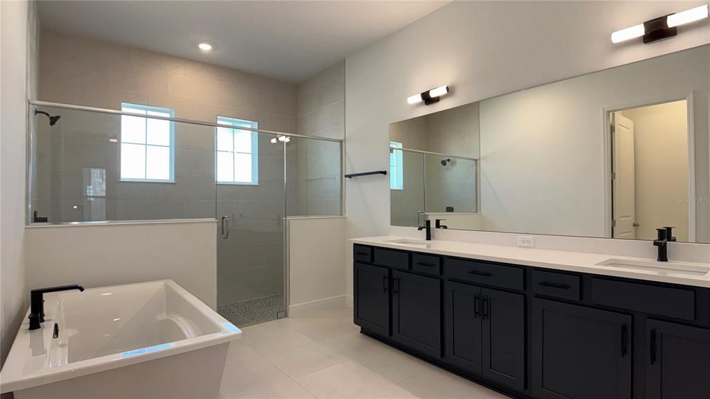 出租: $4,500 (6 贝兹, 3 浴室, 3764 平方英尺)