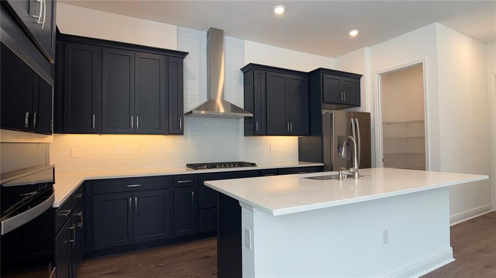 出租: $4,500 (6 贝兹, 3 浴室, 3764 平方英尺)