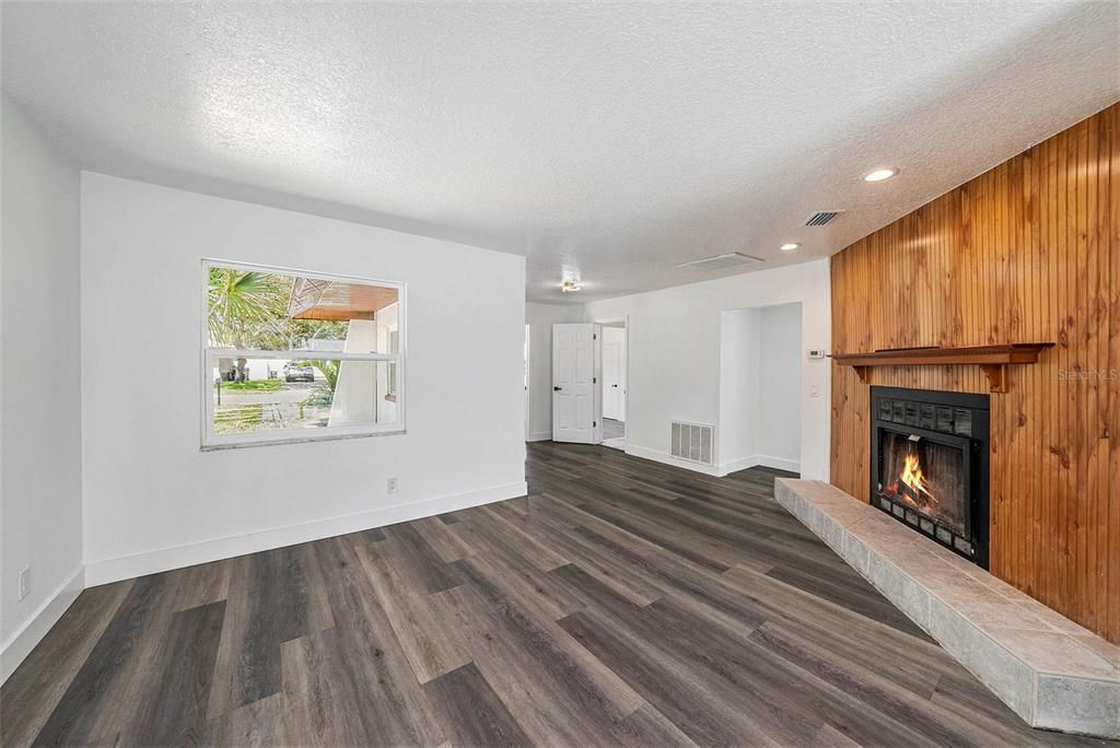 Activo con contrato: $419,900 (3 camas, 3 baños, 1498 Pies cuadrados)