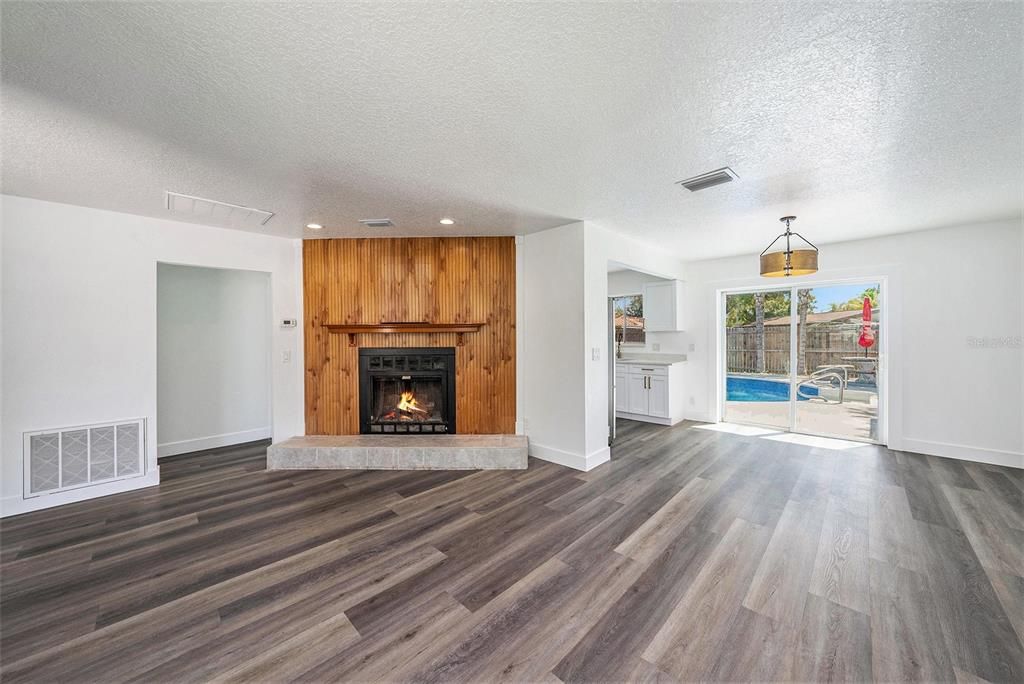 Activo con contrato: $419,900 (3 camas, 3 baños, 1498 Pies cuadrados)