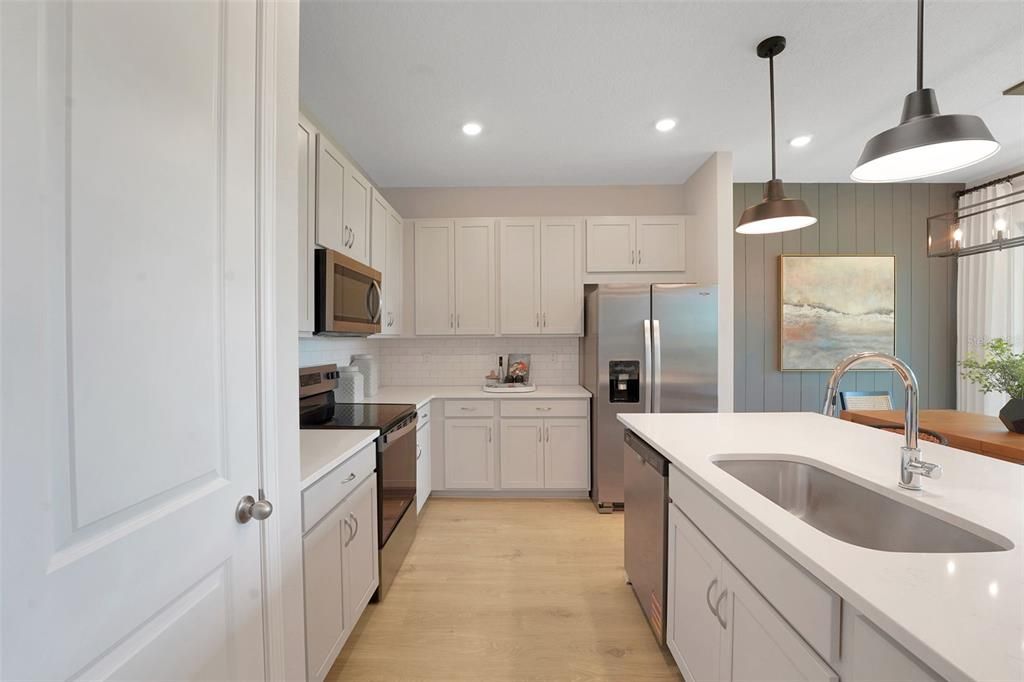 Под контрактом: $385,544 (4 спален, 2 ванн, 1625 Квадратных фут)