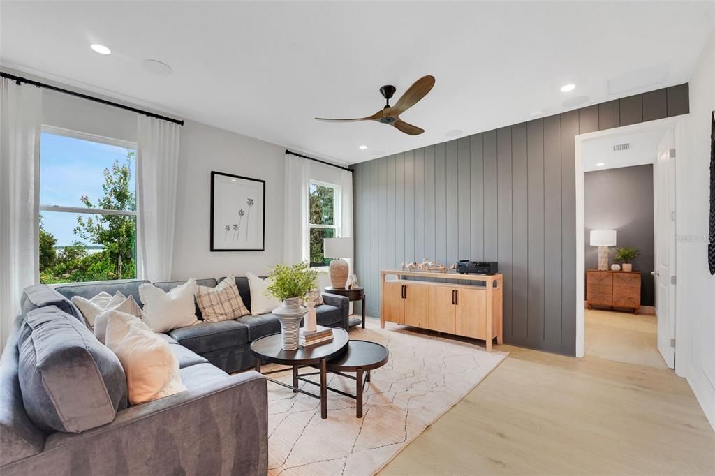 Под контрактом: $385,544 (4 спален, 2 ванн, 1625 Квадратных фут)