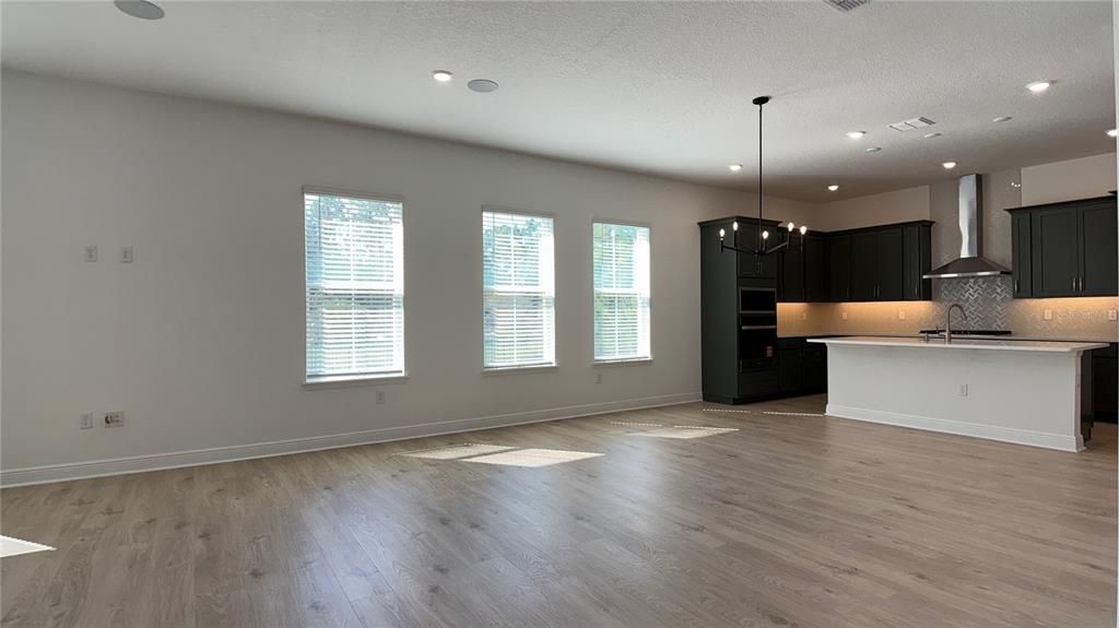 For Rent: $4,500 (6 beds, 3 baths, 3764 Square Feet)