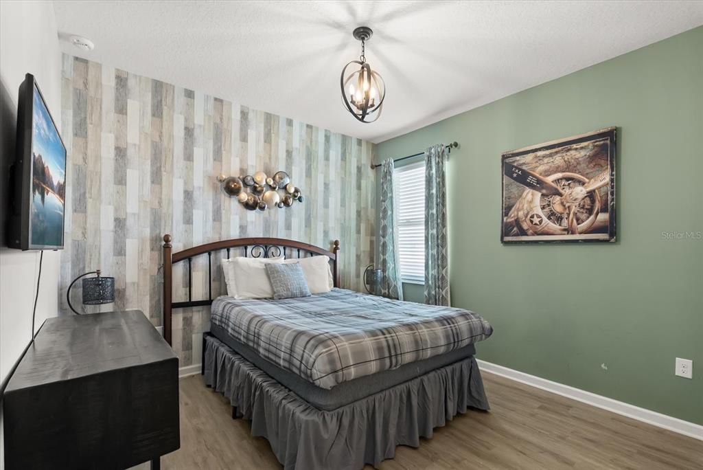 合同活跃: $700,000 (10 贝兹, 8 浴室, 4275 平方英尺)