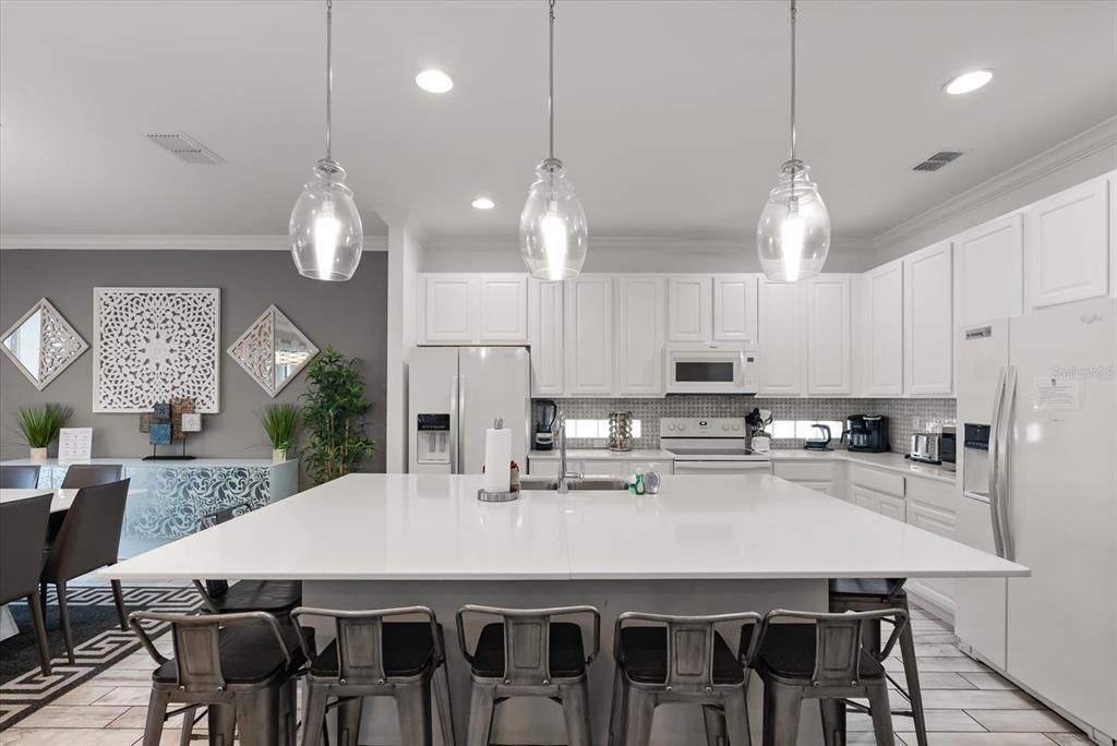 合同活跃: $700,000 (10 贝兹, 8 浴室, 4275 平方英尺)