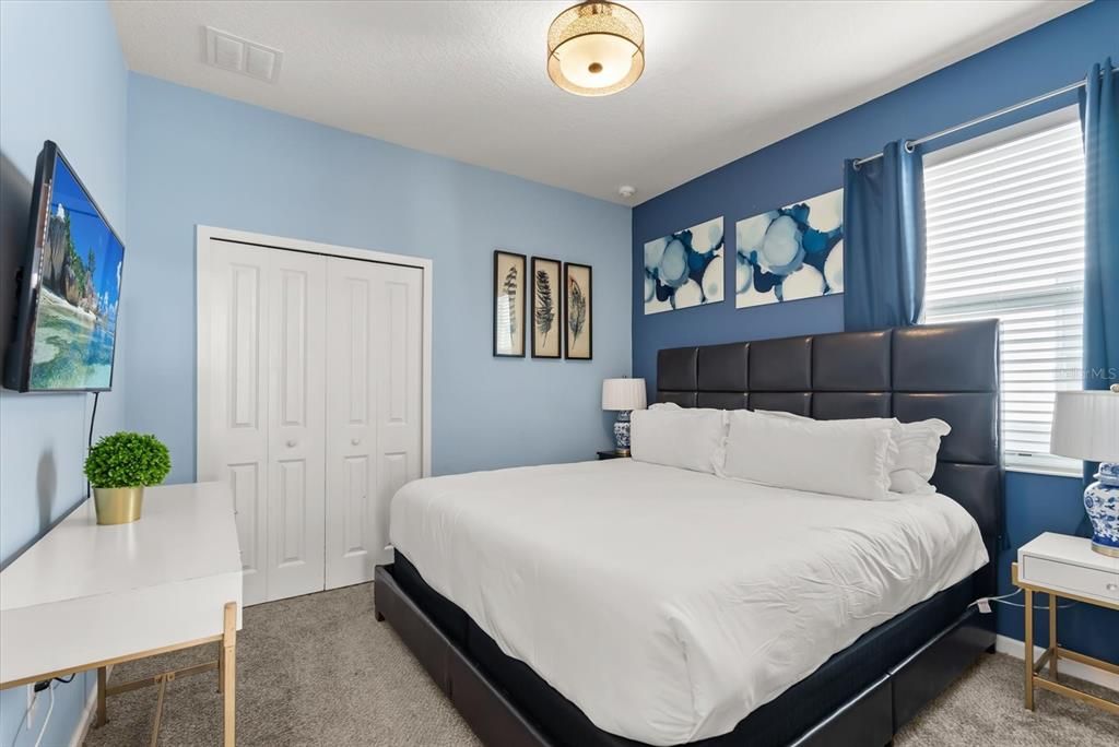 合同活跃: $700,000 (10 贝兹, 8 浴室, 4275 平方英尺)