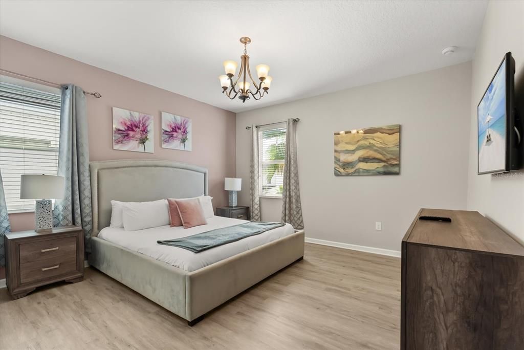 合同活跃: $700,000 (10 贝兹, 8 浴室, 4275 平方英尺)