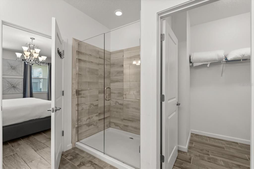 合同活跃: $700,000 (10 贝兹, 8 浴室, 4275 平方英尺)