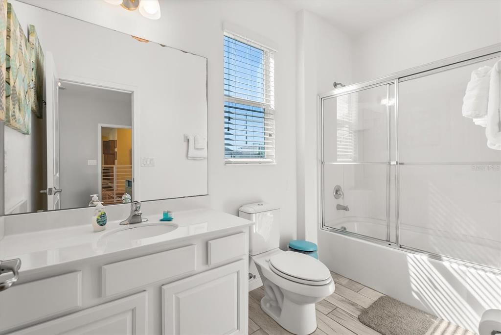 合同活跃: $700,000 (10 贝兹, 8 浴室, 4275 平方英尺)