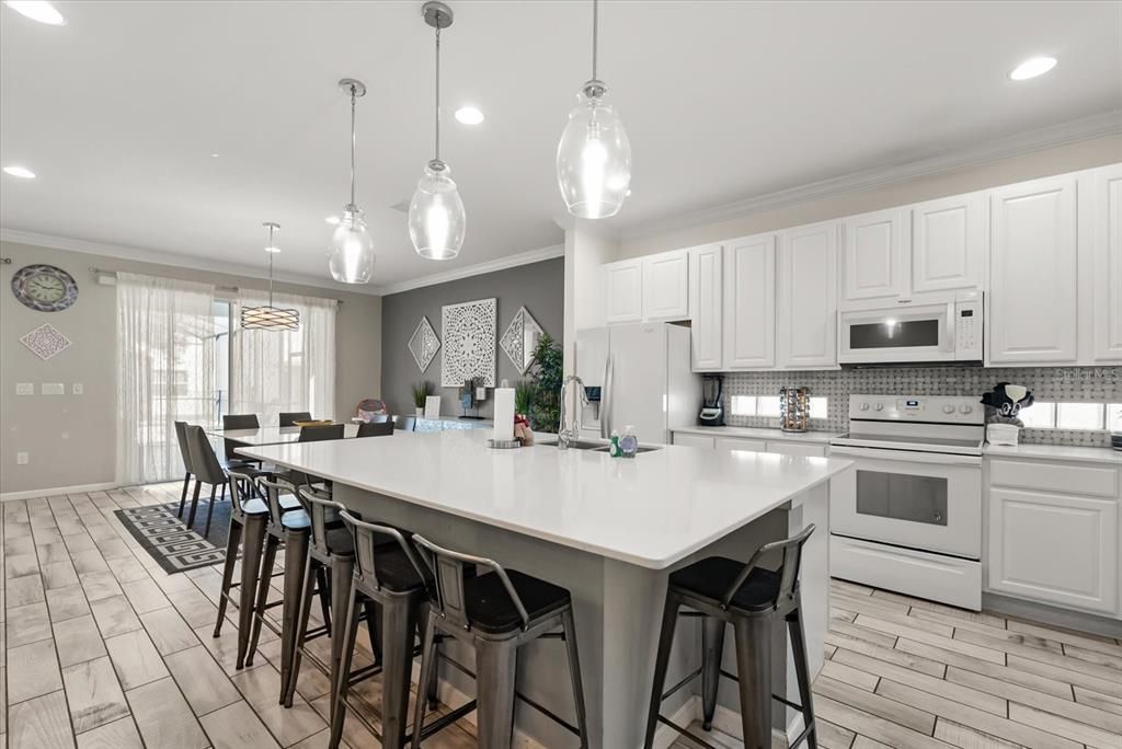 合同活跃: $700,000 (10 贝兹, 8 浴室, 4275 平方英尺)