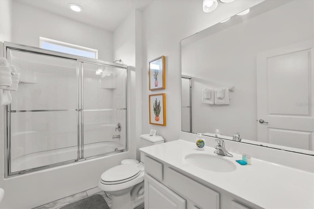 合同活跃: $700,000 (10 贝兹, 8 浴室, 4275 平方英尺)