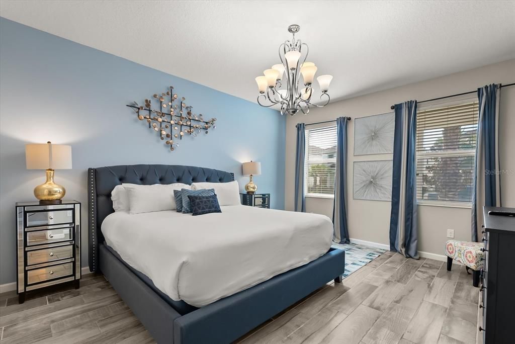 合同活跃: $700,000 (10 贝兹, 8 浴室, 4275 平方英尺)