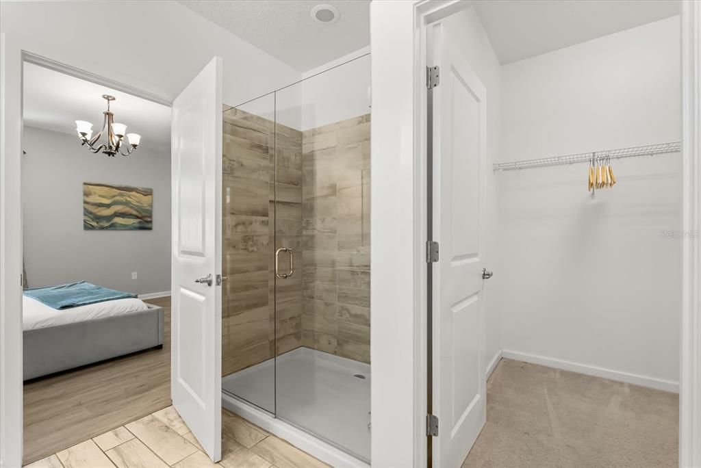 合同活跃: $700,000 (10 贝兹, 8 浴室, 4275 平方英尺)