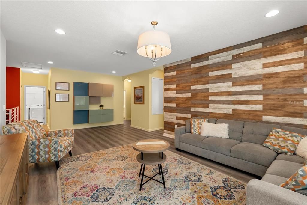 合同活跃: $700,000 (10 贝兹, 8 浴室, 4275 平方英尺)