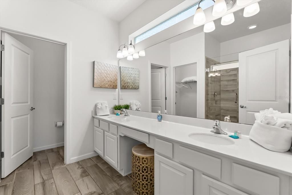 合同活跃: $700,000 (10 贝兹, 8 浴室, 4275 平方英尺)