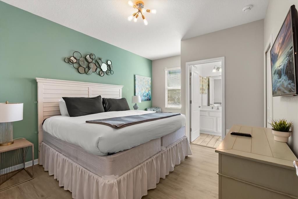 合同活跃: $700,000 (10 贝兹, 8 浴室, 4275 平方英尺)