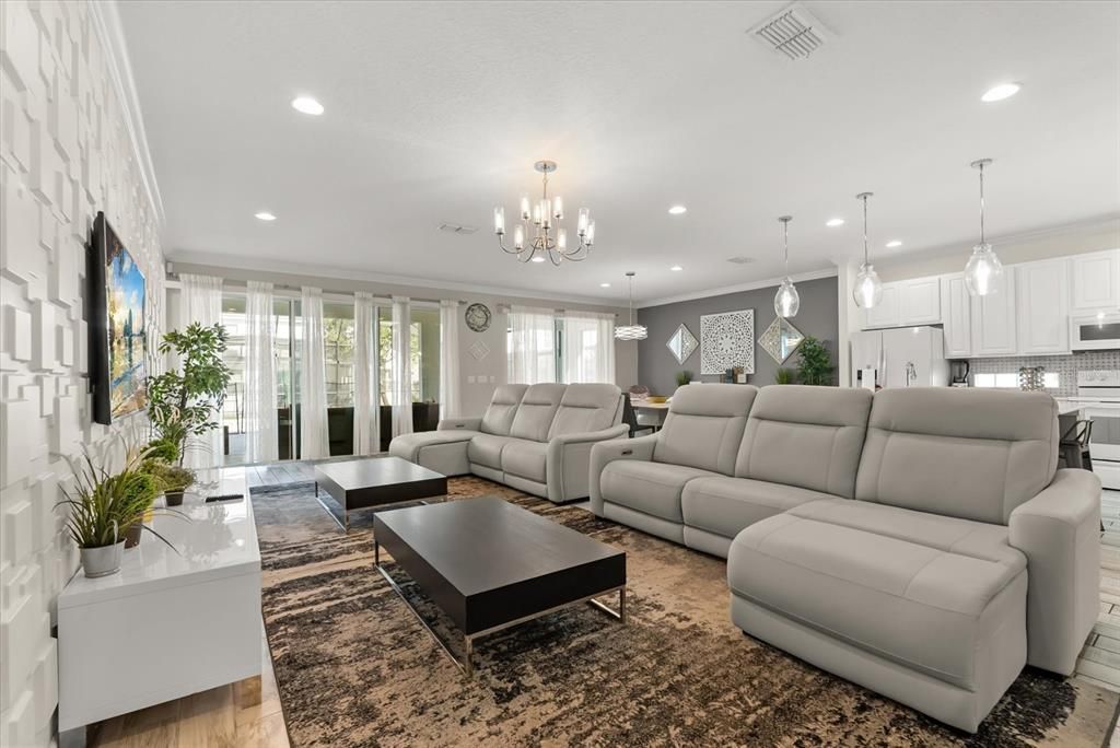 合同活跃: $700,000 (10 贝兹, 8 浴室, 4275 平方英尺)