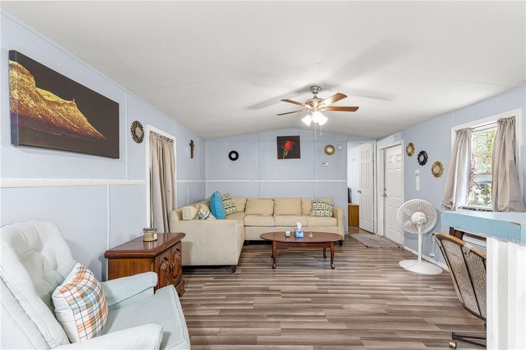 На продажу: $180,000 (2 спален, 1 ванн, 728 Квадратных фут)