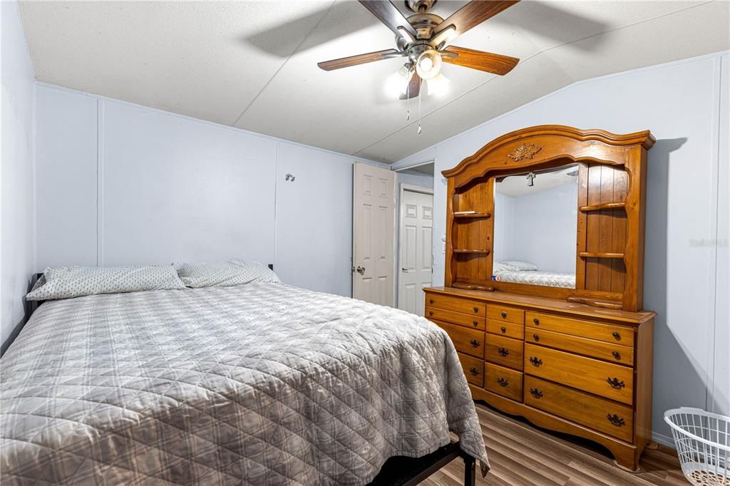 На продажу: $180,000 (2 спален, 1 ванн, 728 Квадратных фут)