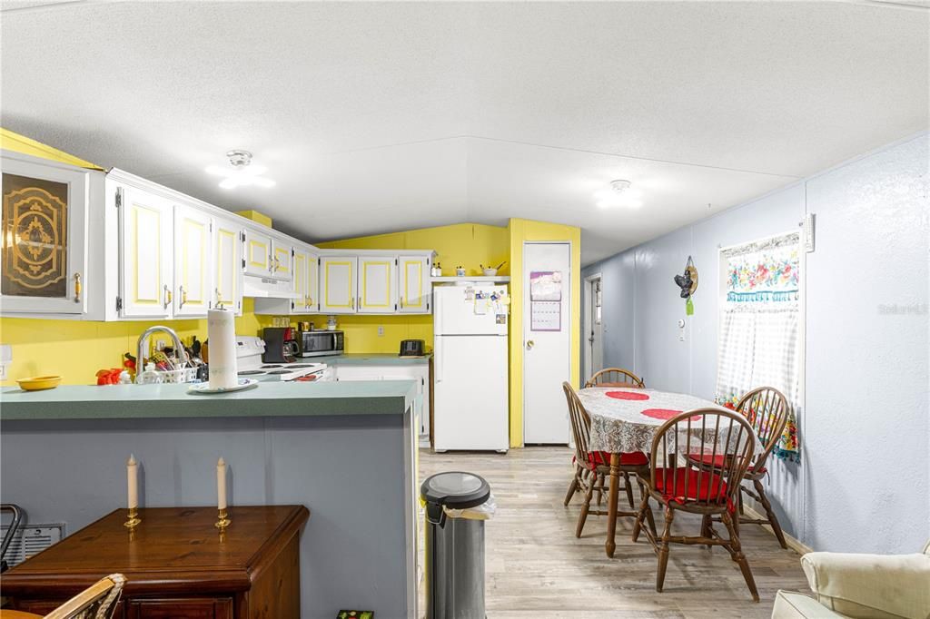 На продажу: $180,000 (2 спален, 1 ванн, 728 Квадратных фут)