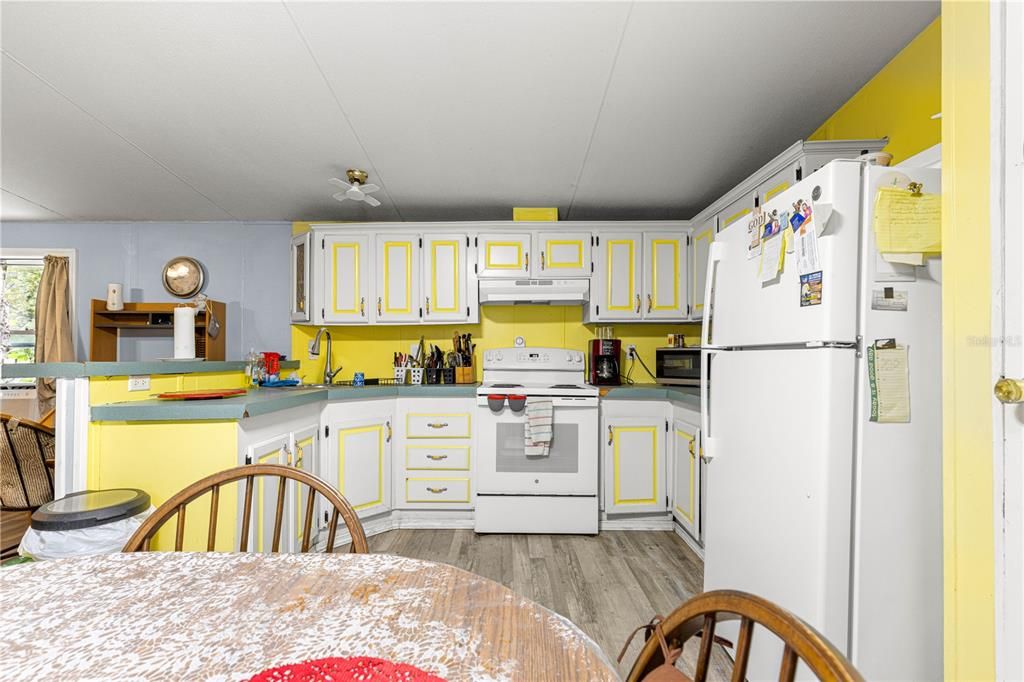 На продажу: $180,000 (2 спален, 1 ванн, 728 Квадратных фут)