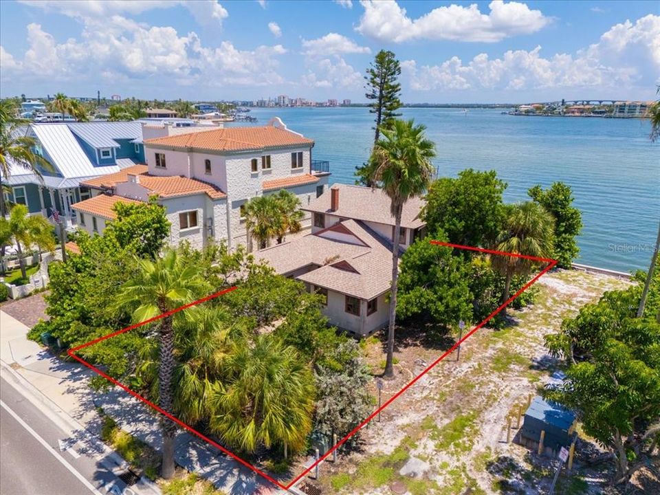 En Venta: $1,900,000 (0.14 acres)