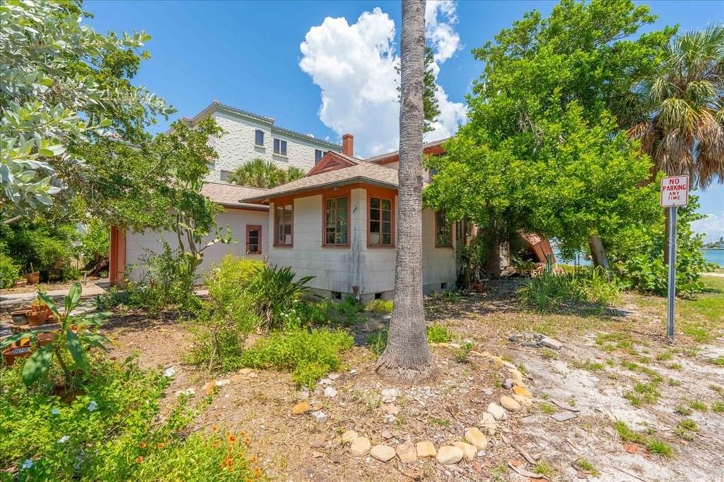 En Venta: $1,900,000 (0.14 acres)