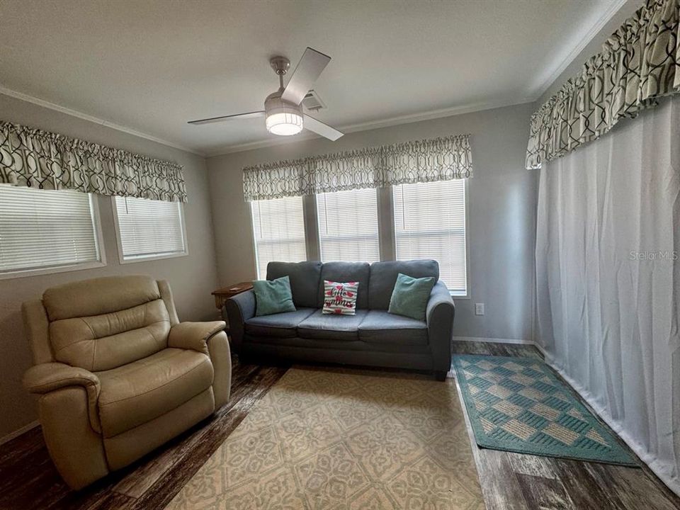 For Sale: $135,000 (1 beds, 1 baths, 511 Square Feet)