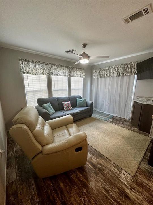 For Sale: $135,000 (1 beds, 1 baths, 511 Square Feet)