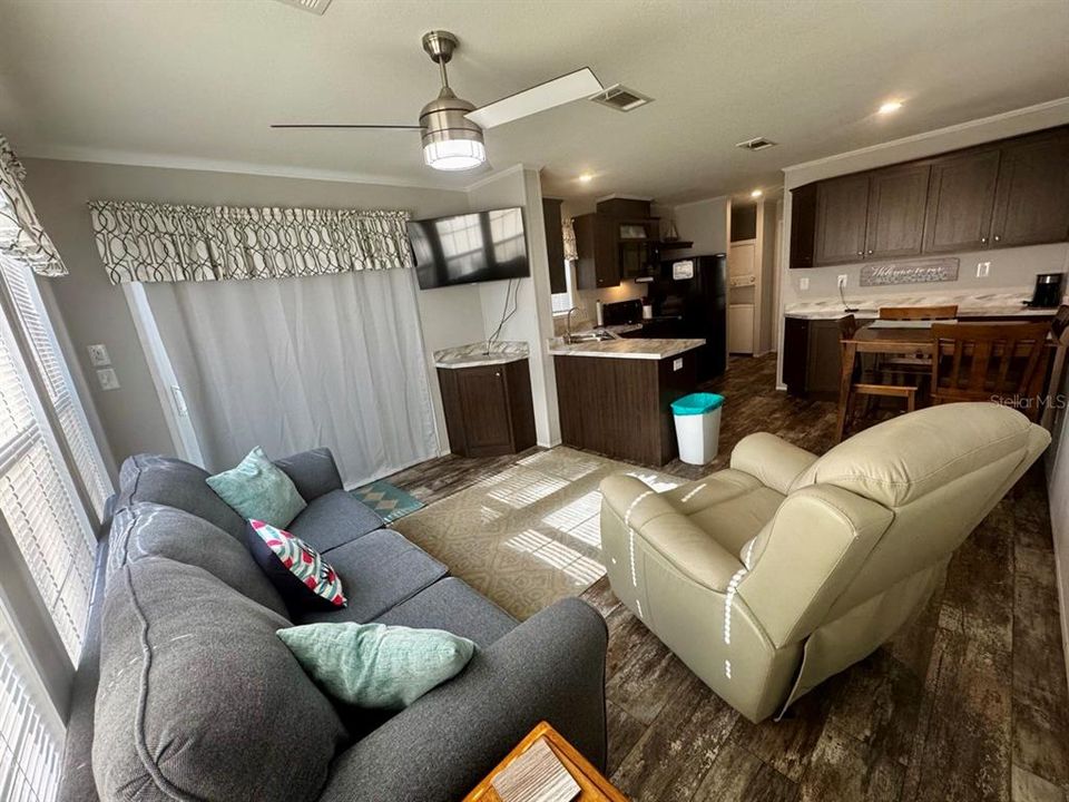 For Sale: $135,000 (1 beds, 1 baths, 511 Square Feet)