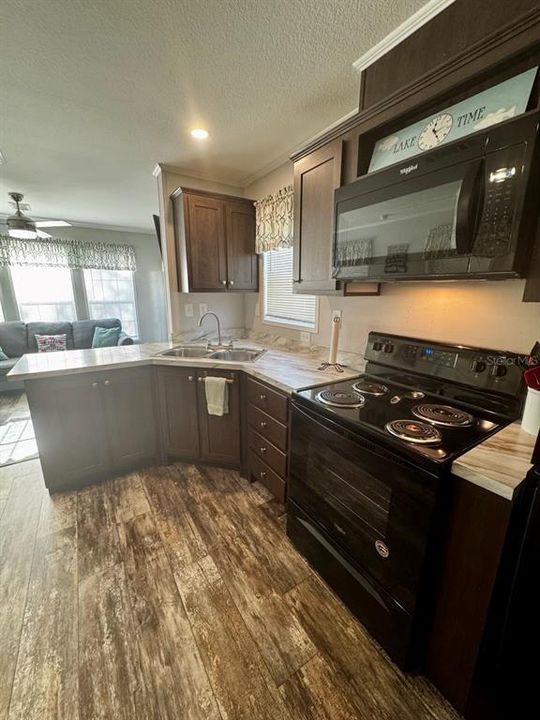 For Sale: $135,000 (1 beds, 1 baths, 511 Square Feet)