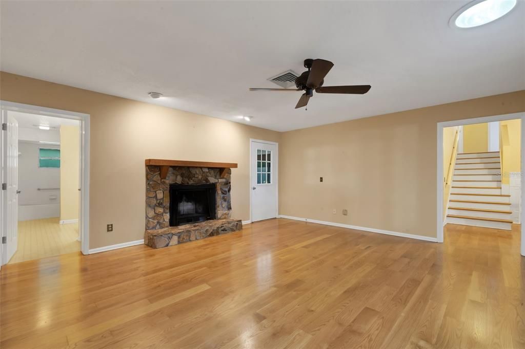 Active With Contract: $374,000 (3 beds, 3 baths, 1832 Square Feet)