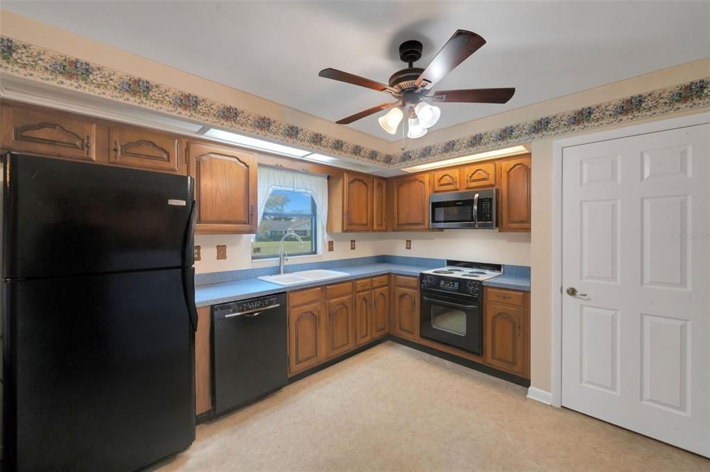 Active With Contract: $374,000 (3 beds, 3 baths, 1832 Square Feet)