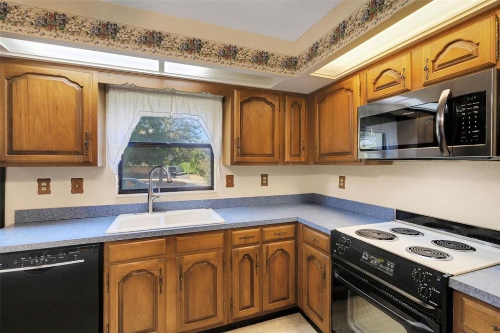 Active With Contract: $374,000 (3 beds, 3 baths, 1832 Square Feet)