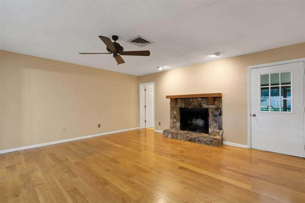 Active With Contract: $374,000 (3 beds, 3 baths, 1832 Square Feet)