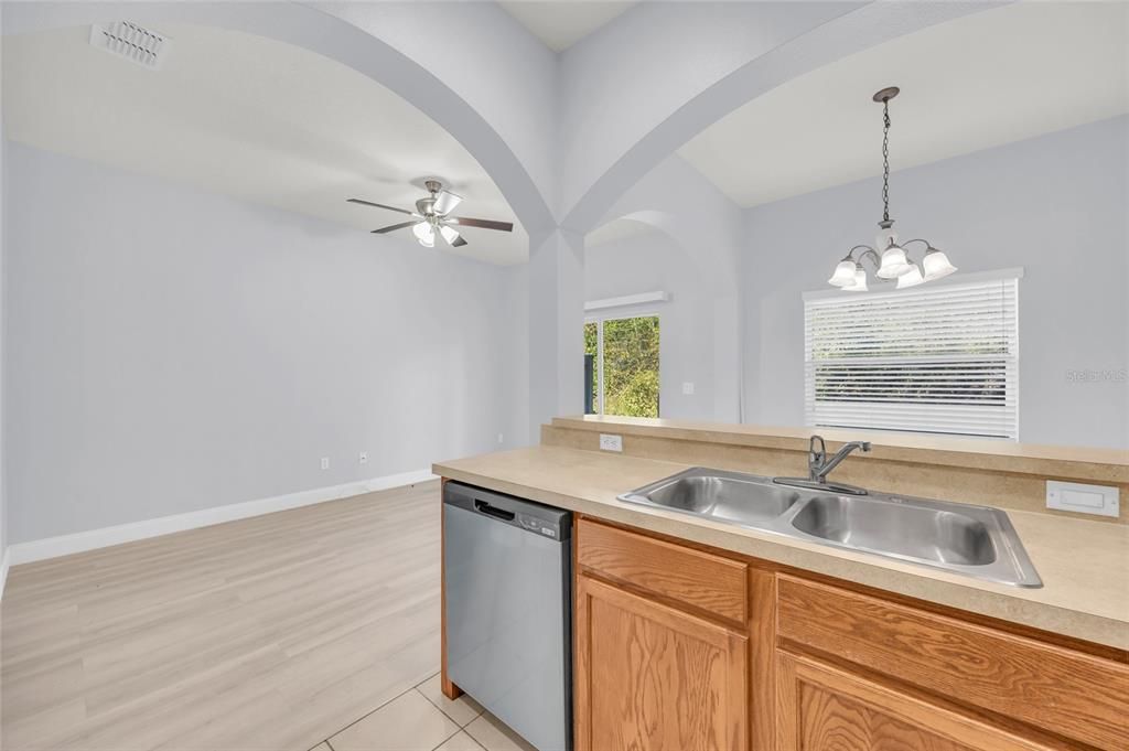 待售: $300,000 (3 贝兹, 2 浴室, 1374 平方英尺)