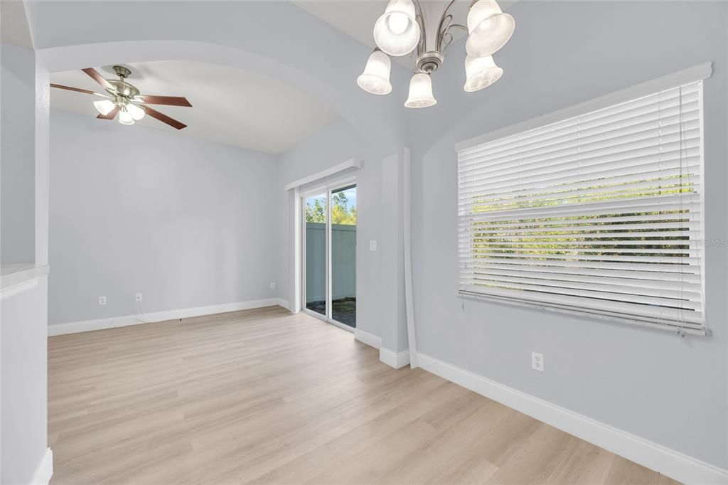 待售: $300,000 (3 贝兹, 2 浴室, 1374 平方英尺)