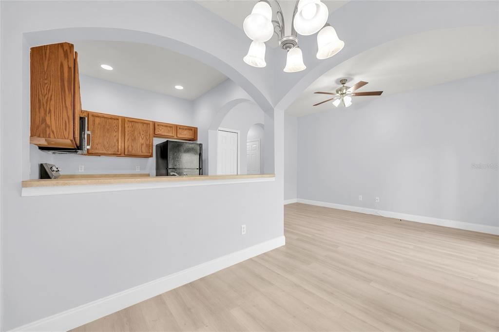 待售: $300,000 (3 贝兹, 2 浴室, 1374 平方英尺)