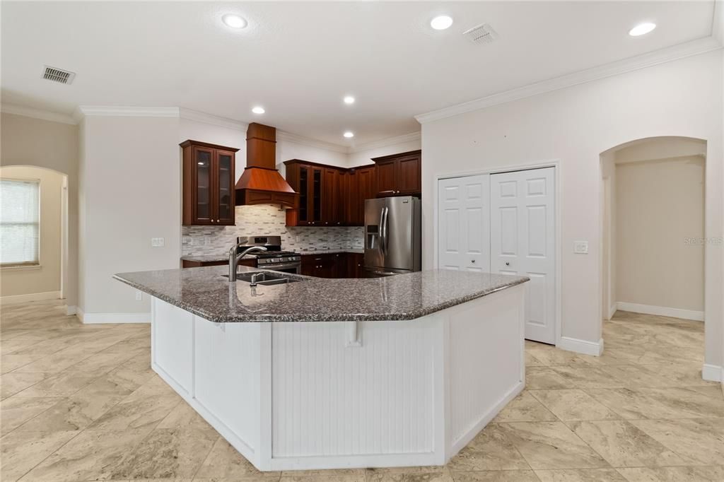 En Venta: $659,000 (4 camas, 3 baños, 2307 Pies cuadrados)