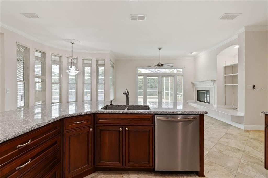 En Venta: $659,000 (4 camas, 3 baños, 2307 Pies cuadrados)