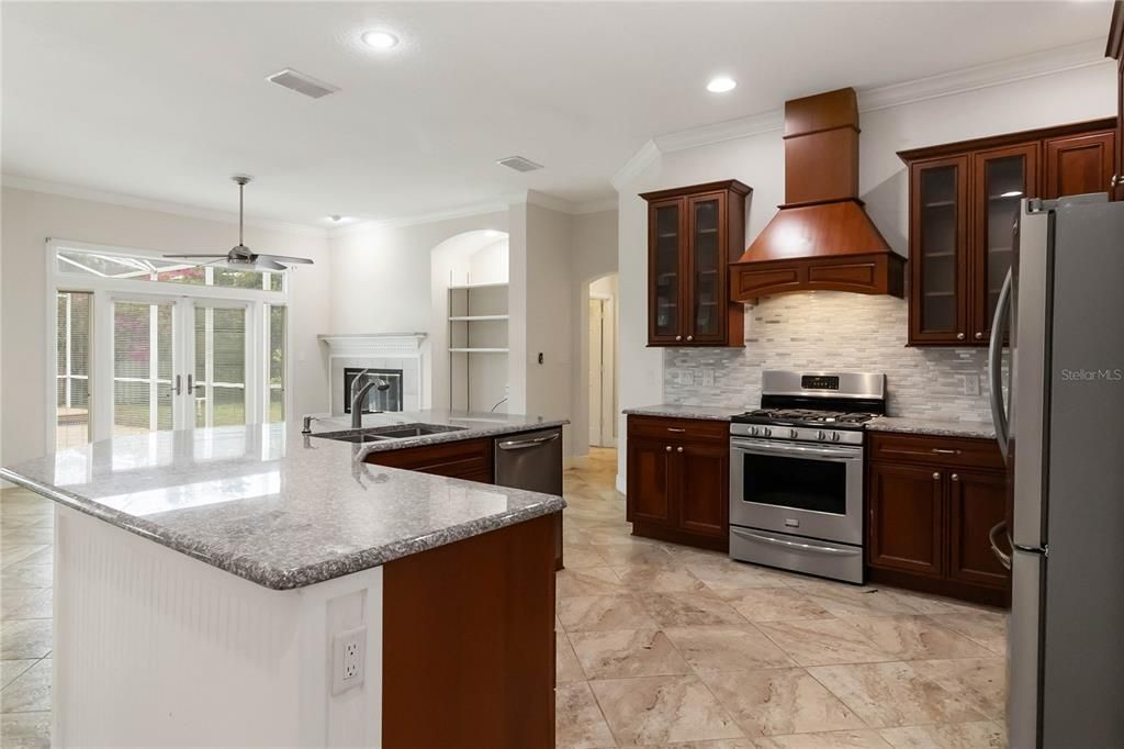 En Venta: $659,000 (4 camas, 3 baños, 2307 Pies cuadrados)