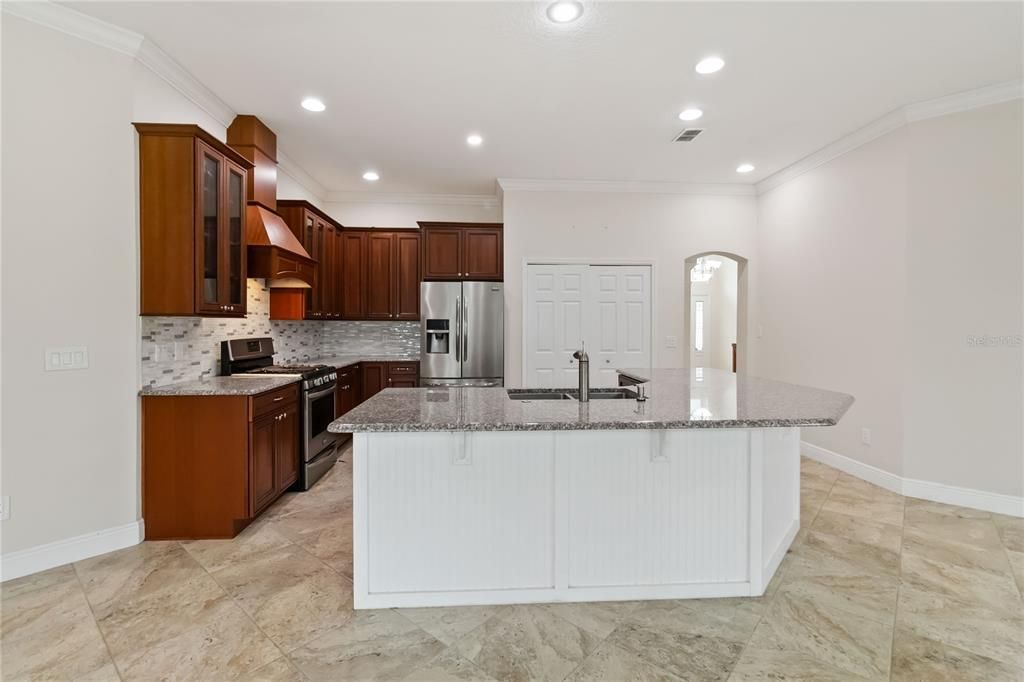 En Venta: $659,000 (4 camas, 3 baños, 2307 Pies cuadrados)