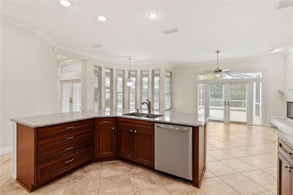 En Venta: $659,000 (4 camas, 3 baños, 2307 Pies cuadrados)