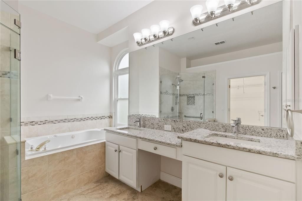 En Venta: $659,000 (4 camas, 3 baños, 2307 Pies cuadrados)