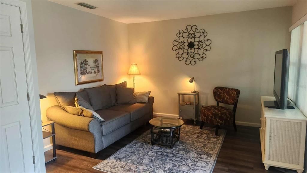 For Sale: $119,500 (2 beds, 1 baths, 784 Square Feet)