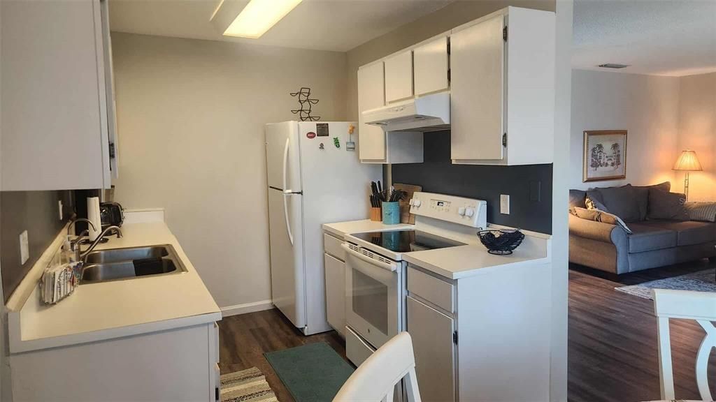 For Sale: $119,500 (2 beds, 1 baths, 784 Square Feet)