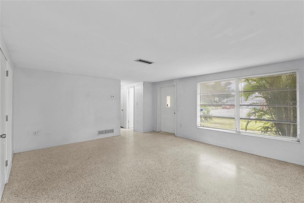 Под контрактом: $250,000 (3 спален, 2 ванн, 1246 Квадратных фут)