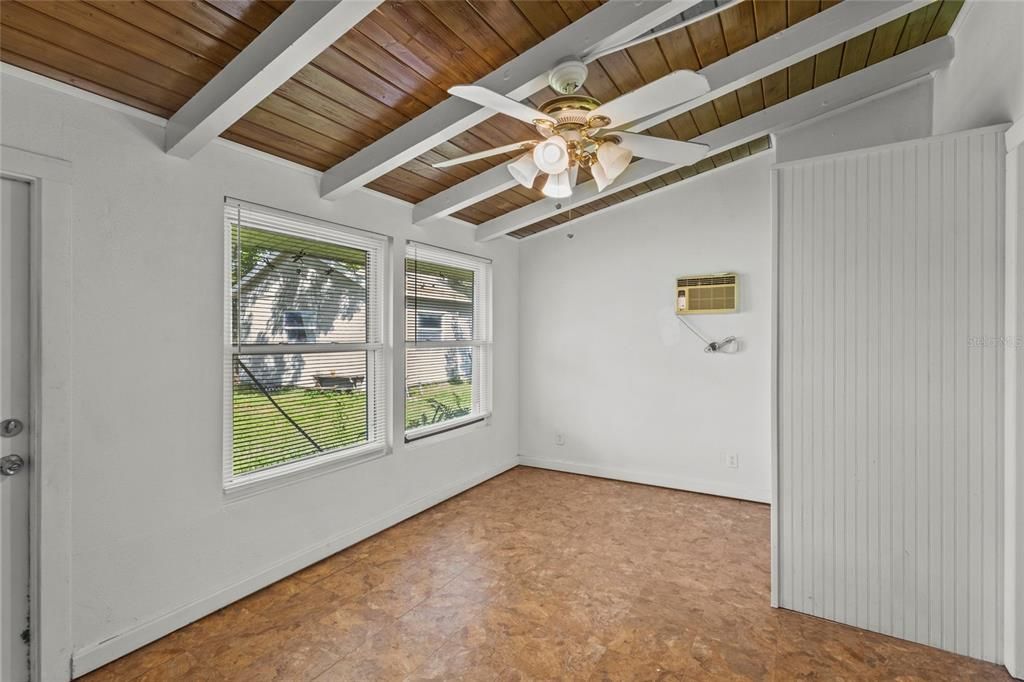 Под контрактом: $250,000 (3 спален, 2 ванн, 1246 Квадратных фут)